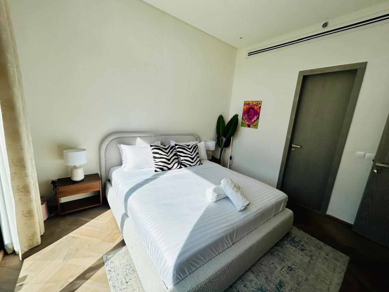Premium 1bhk In Signature Living, Jvc! Pool View Apartment Dubai